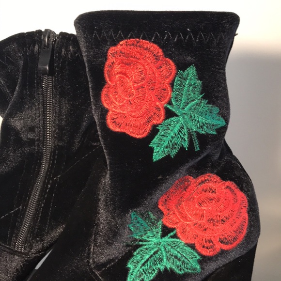Forever, Women’s Size 6 Black with Red Roses Faux Suede Embroidered Heeled Boots - Picture 2 of 10